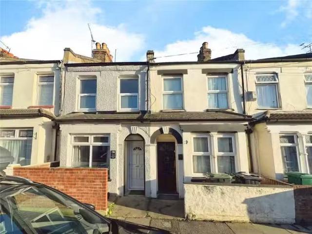 Nice 1 BA 2 bedroom terraced house for rent in Gordon Road, No.