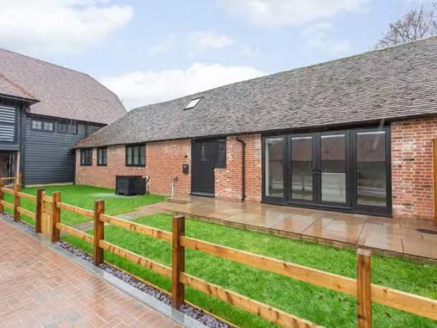 Deal! 1 BA 2 bedroom terraced house for rent in Hoath Road, Ho.