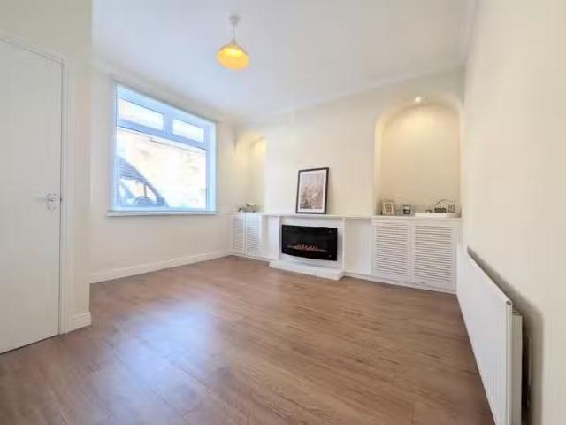 Cozy 1 BA 2 bedroom terraced house for rent in Kitchener Stree.