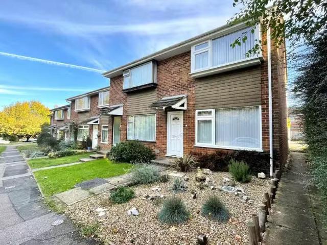 Just in! 1 BA 2 bedroom terraced house for rent in Old Malling.