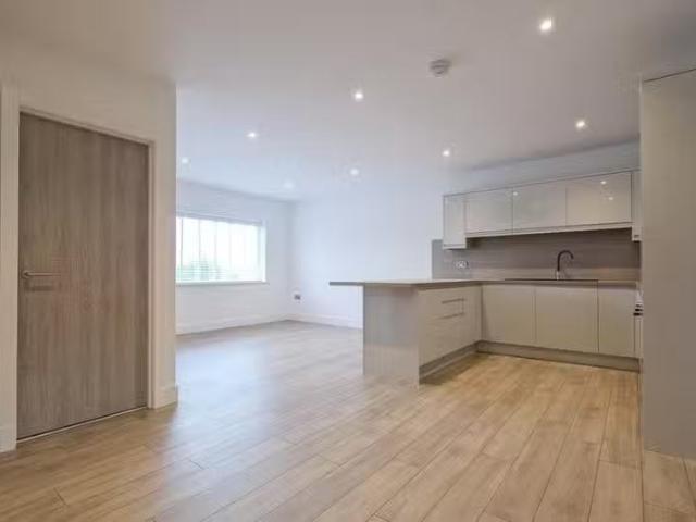 Unique 1 BA 2 bedroom apartment for rent in Colne Road, Kelbro.