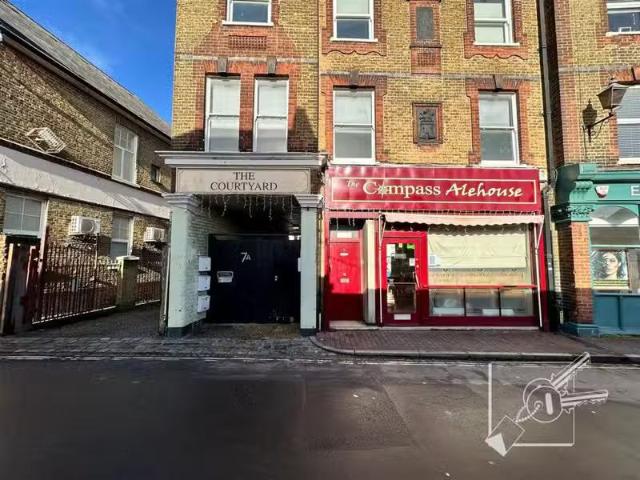 For Rent! 1 BA 2 bedroom apartment for rent in Manor Road, Gra.