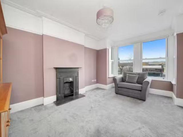 Just in! 1 BA 2 bedroom apartment for rent in Station Road, Lo.