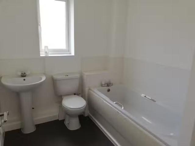 Nice 1 BA 2 bedroom apartment for rent in Peel Court, Wilnecot.