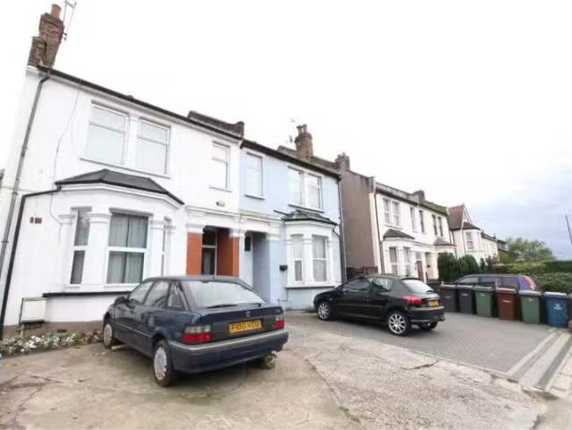 Unique 1 BA 2 bedroom apartment for rent in Pinner Road, Harro.