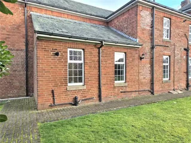 Cozy 1 BA 2 bedroom apartment for rent in Watling Gate, Brockh.