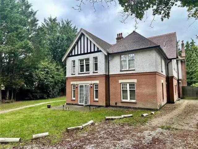 Cozy 1 BA 2 bedroom apartment for rent in Talbot Avenue, Bourn.