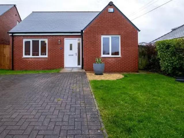 Nice 1 BA 2 bedroom bungalow for rent in Hambledon Mill Park.