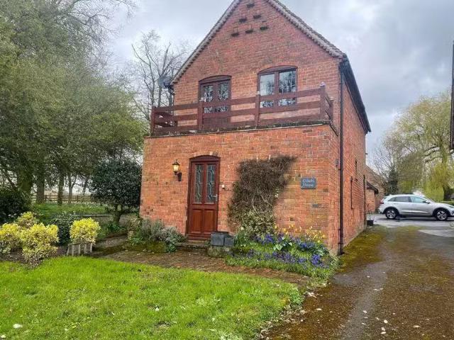 Just in! 1 BA 2 bedroom detached house for rent in Stoney Lane.