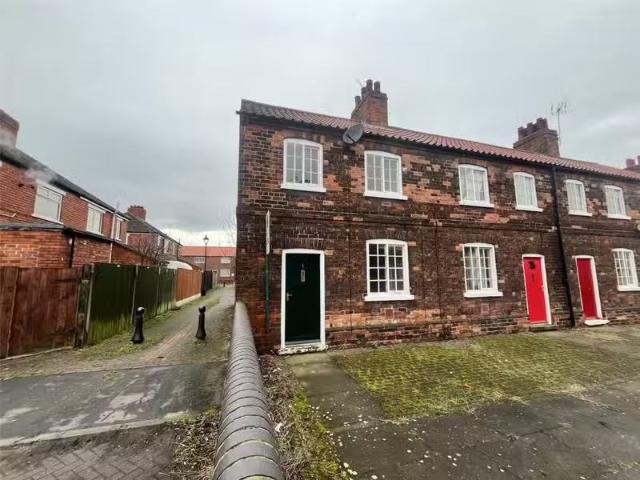 Cozy 1 BA 2 bedroom end of terrace house for rent in Redbourne.