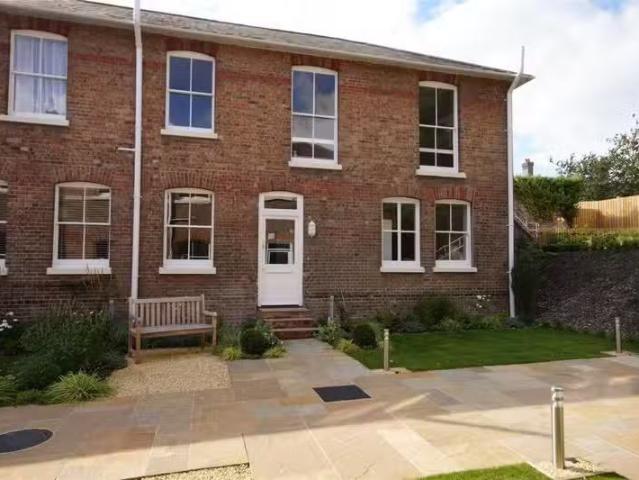 Rental! 1 BA 2 bedroom end of terrace house for rent in Stratt.