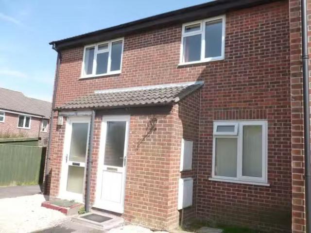 Charming 1 BA 2 bedroom flat for rent in Manor Way, Chipping S.