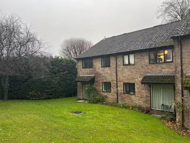Cheap 1 BA 2 bedroom flat for rent in Newlands, Old Hatfield.