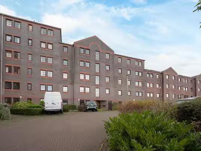 Cozy 1 BA 2 bedroom flat for rent in Orchard Brae Avenue, Orch.