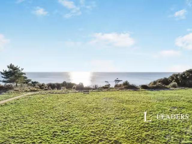 Rental! 1 BA 2 bedroom flat for rent in Beacon Drive, Highclif.