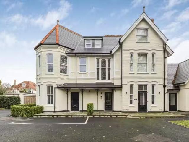 Unique 1 BA 2 bedroom flat for rent in Beechey Road, Bournemou.