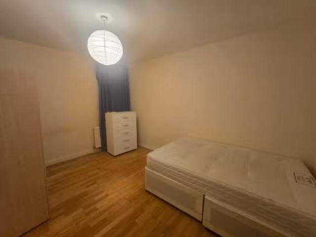 Cheap 1 BA 2 bedroom flat for rent in Bow Road, London, E3