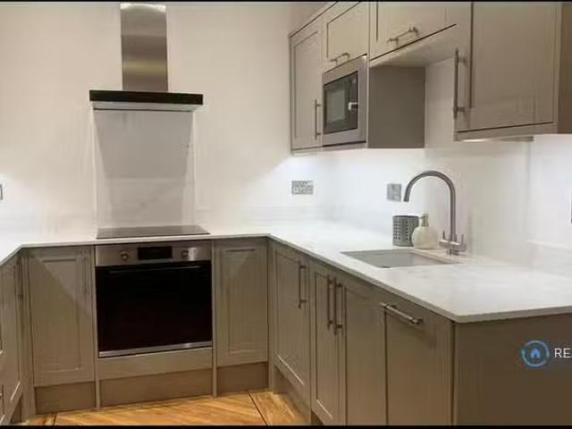 Nice 1 BA 2 bedroom flat for rent in Cheltenham Court, Middlet.