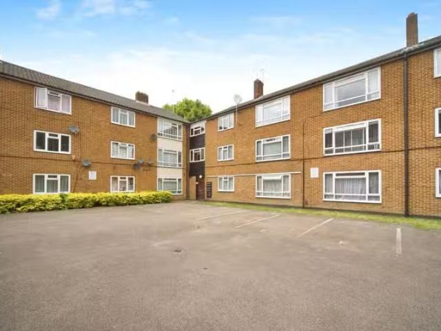 For Rent! 1 BA 2 bedroom flat for rent in Church Road, E10 5JU.