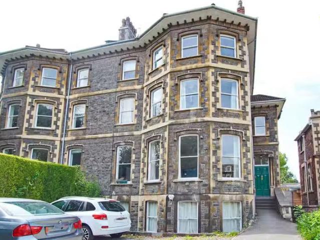 Just in! 1 BA 2 bedroom flat for rent in Elmdale Road, Clifton.
