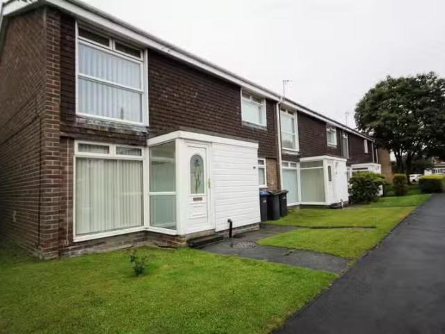 Unique 1 BA 2 bedroom flat for rent in Elmway, Chester Le Stre.