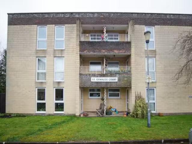 Just in! 1 BA 2 bedroom flat for rent in St Oswalds Court, Red.