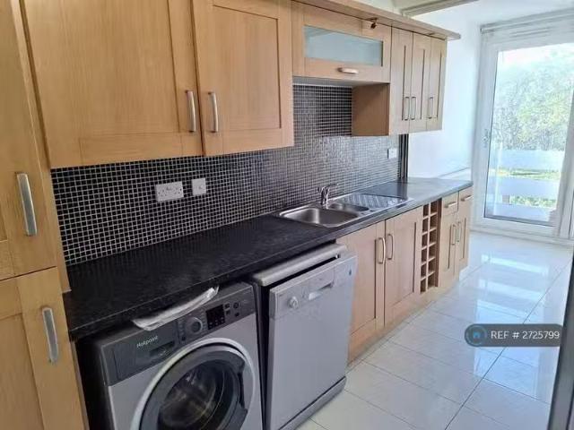 Deal! 1 BA 2 bedroom flat for rent in St James Road, Purley, CR8