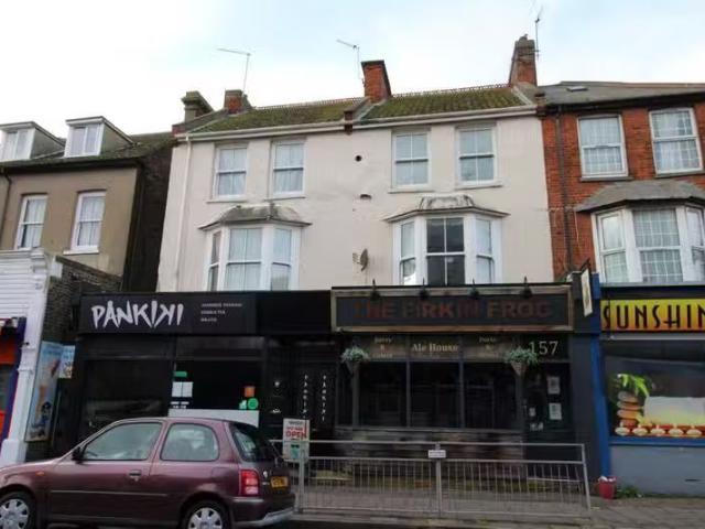 Nice 1 BA 2 bedroom flat for rent in Station Road, Herne Bay.