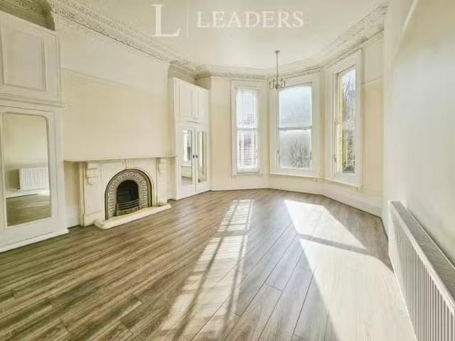 Cozy 1 BA 2 bedroom flat for rent in Second Avenue, Hove, BN3
