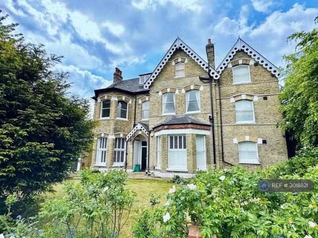 Rental! 1 BA 2 bedroom flat for rent in Shortlands Grove, Brom.