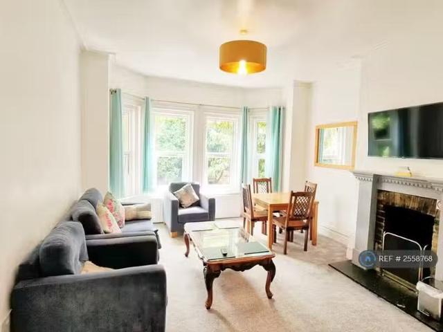 Charming 1 BA 2 bedroom flat for rent in Snowdon Road, Bournem.