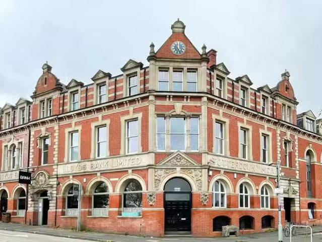 Just in! 1 BA 2 bedroom flat for rent in The Bank, Bushy Park.