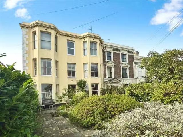 Nice 1 BA 2 bedroom flat for rent in Victoria Road, Deal, Kent.