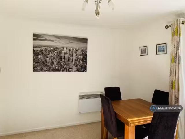 Deal! 1 BA 2 bedroom flat for rent in West Cliff Court, Bourne.