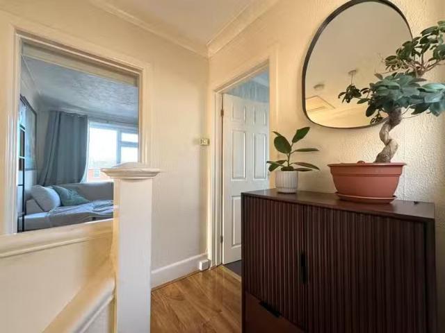 Deal! 1 BA 2 bedroom flat for rent in 206a Ringwood Road, Park.