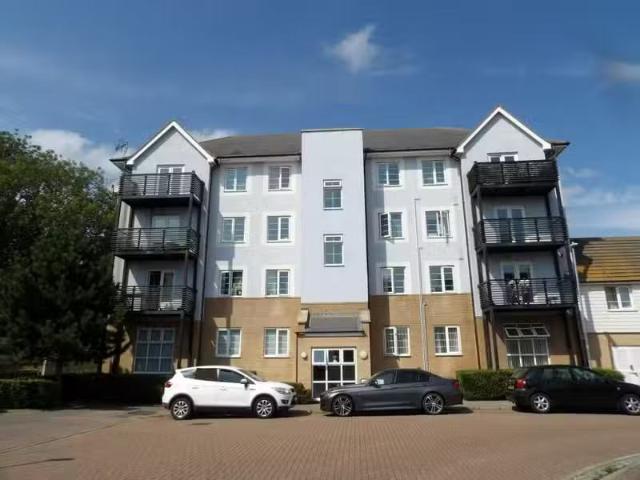 Just in! 1 BA 2 bedroom ground floor flat for rent in Heron Wa.