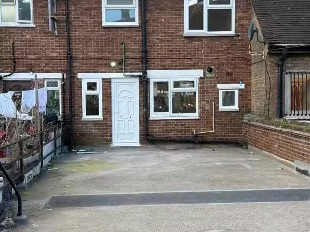 Cheap 1 BA 2 bedroom maisonette for rent in Green Street, Lond.