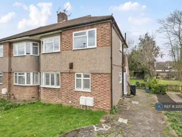 Cozy 1 BA 2 bedroom maisonette for rent in Shepperton Road, Pe.