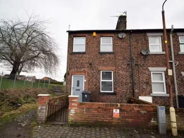 Just in! 1 BA 2 bedroom semi detached house for rent in Hasell.