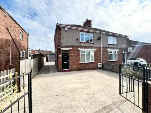 Cozy 1 BA 2 bedroom semi detached house for rent in Hawthorne.
