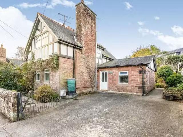 Just in! 1 BA 2 bedroom semi detached house for rent in Holmro.