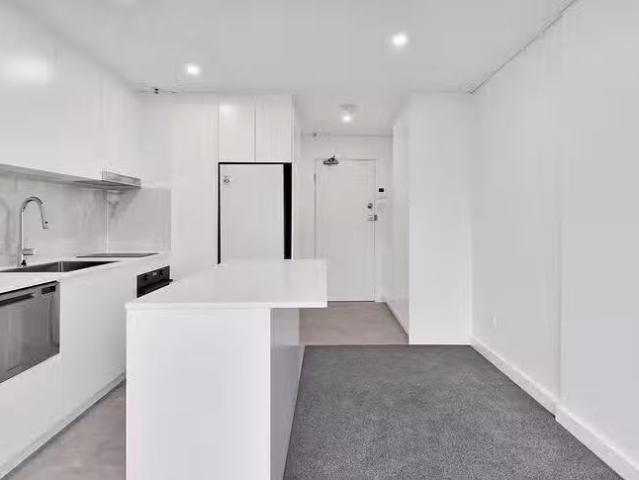 Just in! 1 BA 35/14 28 Blues Point Road, Mcmahons Point, NSW 2.