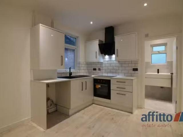 Cheap 1 BA 3 bedroom terraced house for rent in Vivian Street.