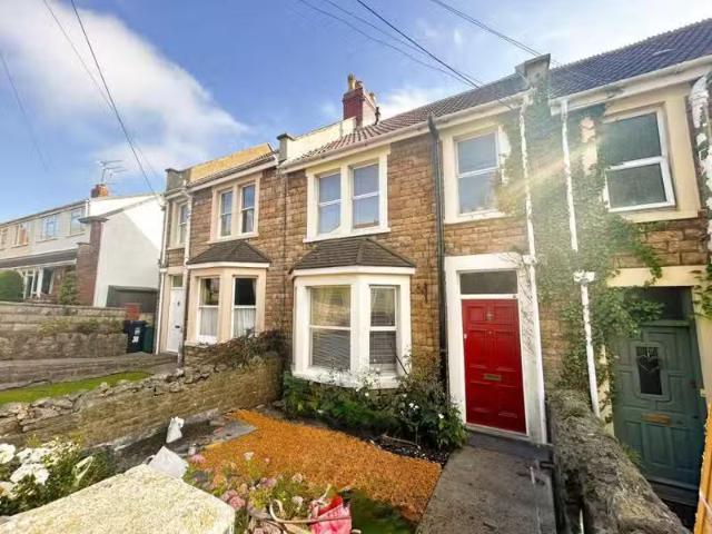 Just in! 1 BA 3 bedroom terraced house for rent in Combe Avenu.
