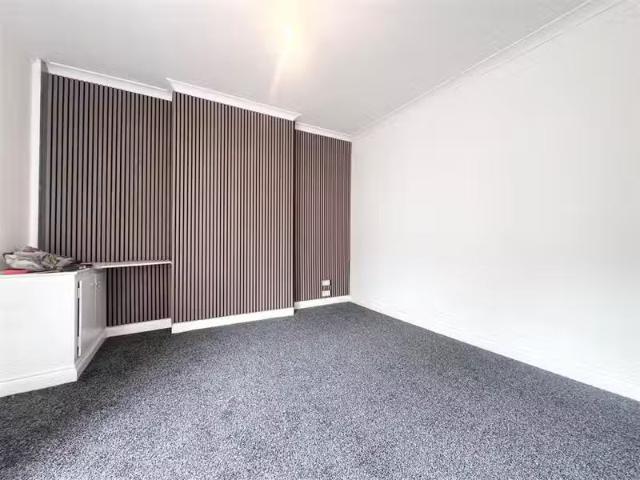 Charming 1 BA 3 bedroom terraced house for rent in Dall Street.