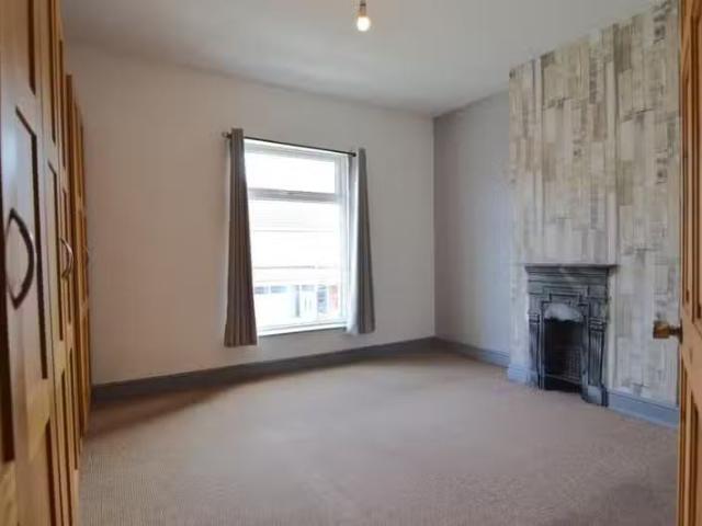 Cozy 1 BA 3 bedroom terraced house for rent in Fuller Street.