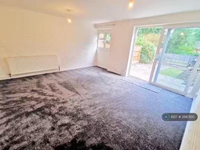 Cozy 1 BA 3 bedroom terraced house for rent in Minden Grove, B.