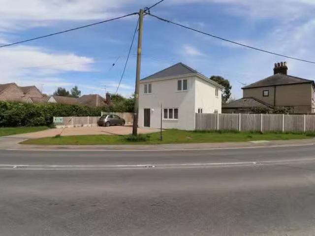 For Rent! 1 BA 3 bedroom detached house for rent in Weeley Roa.