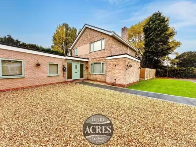 Nice 1 BA 3 bedroom detached house for rent in Berkswell Close.