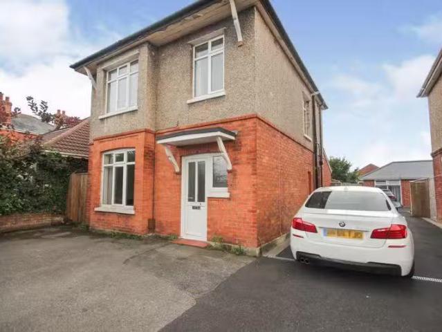 Rental! 1 BA 3 bedroom detached house for rent in Ensbury Park.